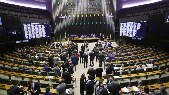 Impostos: projeto que simplifica pagamento avança na Câmara dos Deputados